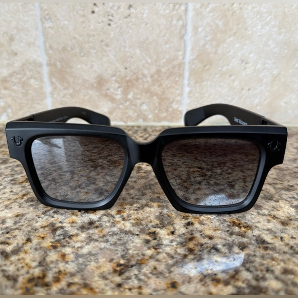 True Religion Unisex Sunglasses - Picture 1 of 8